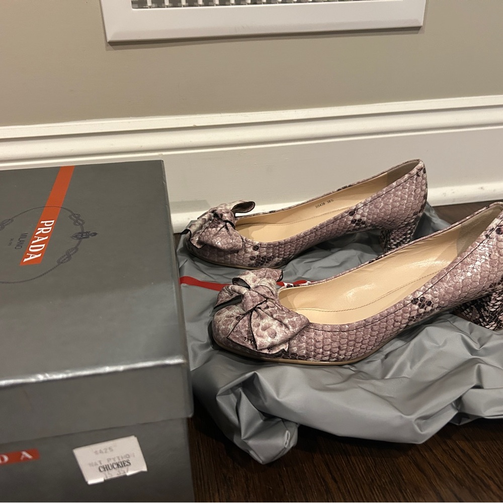 Prada snakeskin leather embossed small heel with bow pump. 38.5 Calzature Donna - Picture 2 of 7